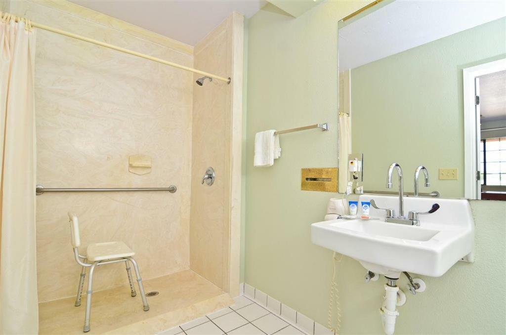 Pine Point Inn & Suites Smithville Εξωτερικό φωτογραφία